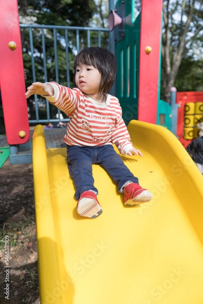 Obraz 公園の滑り台で遊ぶ女の子