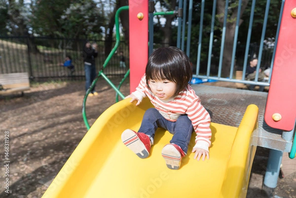 Obraz 公園の滑り台で遊ぶ女の子