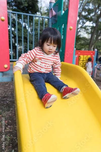 Obraz 公園の滑り台で遊ぶ女の子
