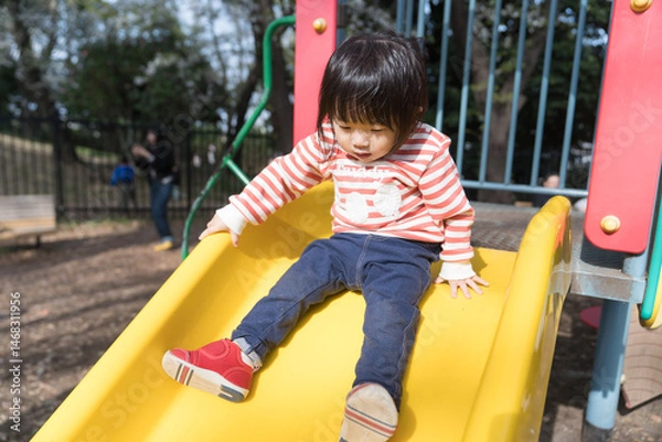 Obraz 公園の滑り台で遊ぶ女の子