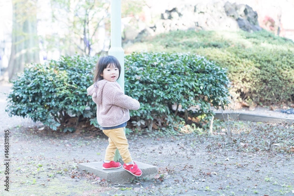 Obraz 神社で遊ぶ日本人の女の子