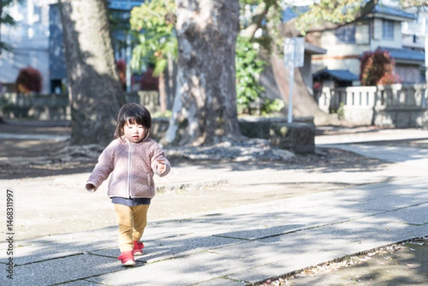 Obraz 神社で遊ぶ日本人の女の子