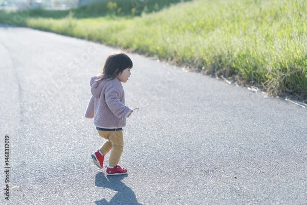 Obraz 河川敷で遊ぶ女の子