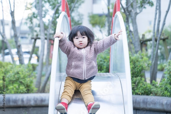 Obraz 公園の滑り台で遊ぶ女の子