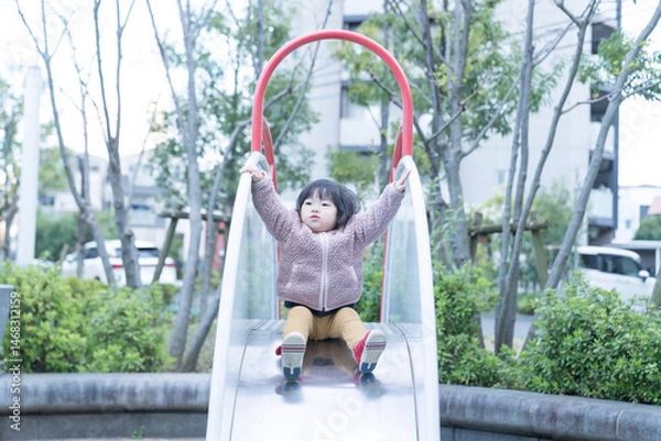 Obraz 公園の滑り台で遊ぶ女の子
