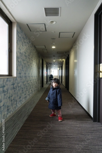 Obraz ホテルの廊下に立つ日本人の女の子