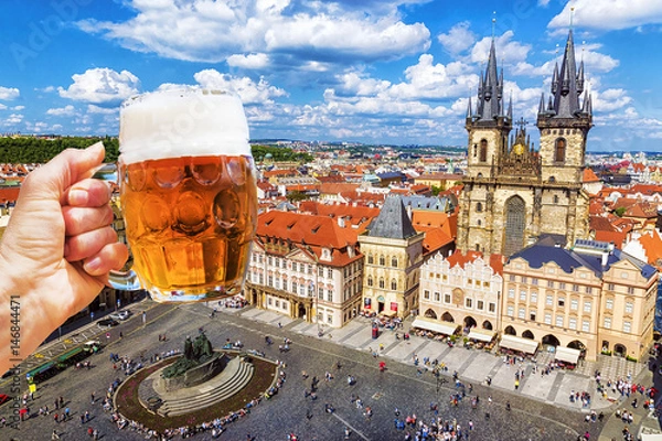 Obraz Ręka z kuflem piwa na tle Rynku Starego Miasta w Pradze