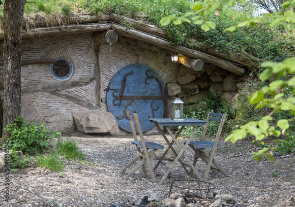 Fototapeta Les maisons des Hobbits, architecture vernaculaire, inspirées de constructions ancestrales de type terriers animal, habitat troglodytique, anciens villages Vikings  