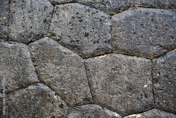 Fototapeta 雨に濡れて湿っている石垣の壁
