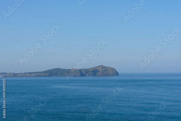 Obraz Seongsan Ilchulbong volcanic tuff cone panoramic view, calm mood, representing Jeju, South Korea, with blue sky and ocean