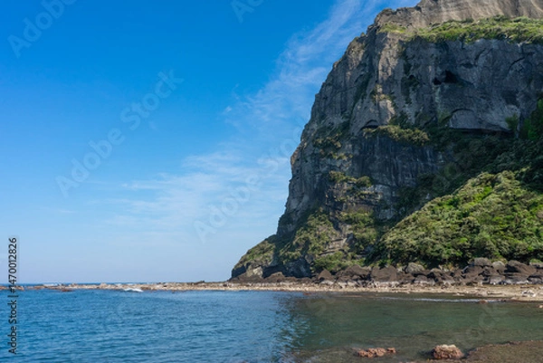 Obraz Seongsan Ilchulbong volcanic cliff, bright mood, coastal landmark with ocean and blue sky, Jeju, South Korea