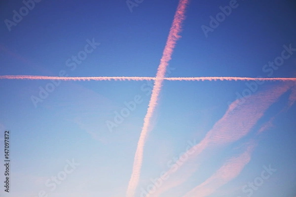 Fototapeta Kondensstreifen in der Abendsonne
