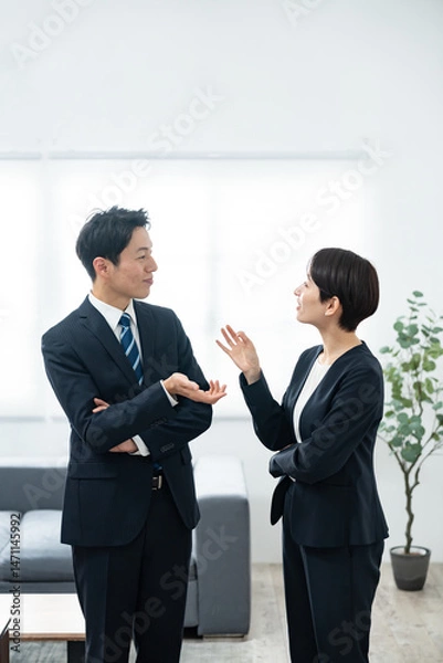 Fototapeta 立って話すビジネスマン