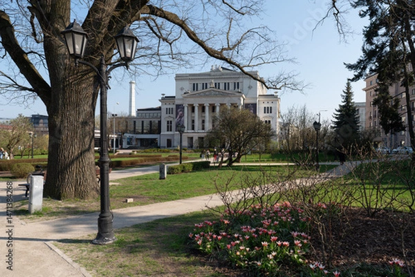 Obraz Bastion Hill city park (Bastejkalns Park) in Riga with the Latvian National Opera in the background