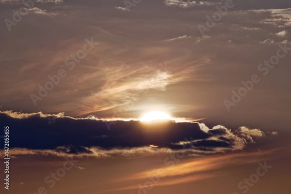 Obraz Soleil caché derrière un nuage au coucher de soleil