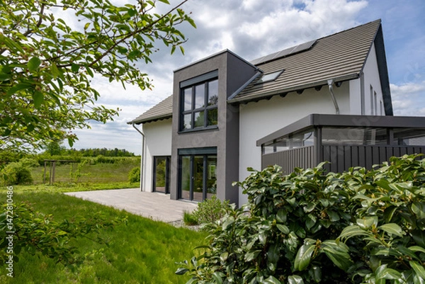 Fototapeta Einfamilienhaus mit Garten