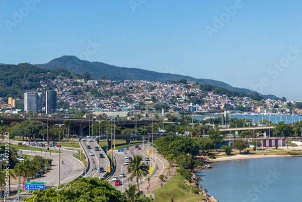 Obraz morro e a avenida sinuosa com muitos carros em direção ao continente saída da ilha de Florianópolis SC BR