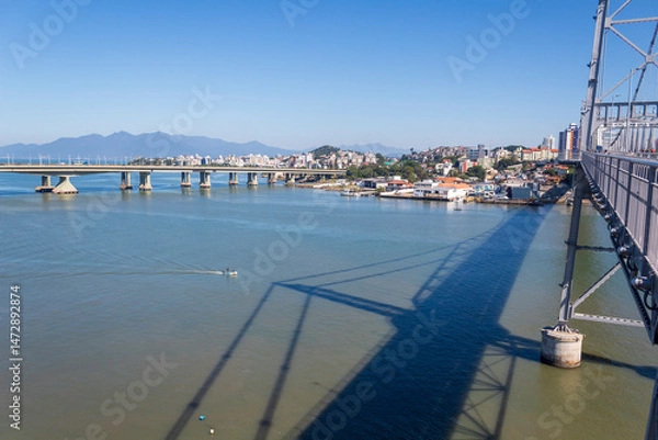 Obraz pequeno barco de pesca entre as pontes de Florianópolis SC Brasil 