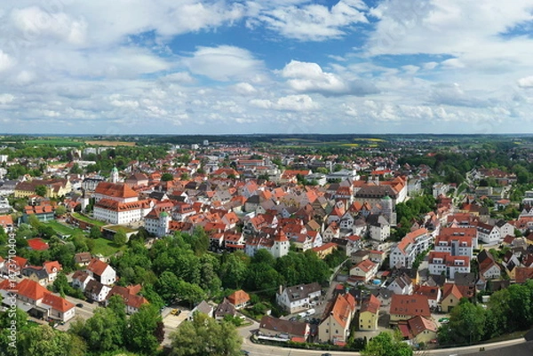 Fototapeta Eine beeindruckende Luftaufnahme von Günzburg, einer charmanten Stadt in Bayern. Die Stadt ist geprägt von einer harmonischen Mischung aus historischen und modernen Gebäuden mit roten Ziegeldächern.
