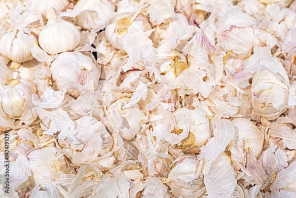 Fototapeta bulk garlic heads in the supermarket. Seler, vitamins and immunity during illness