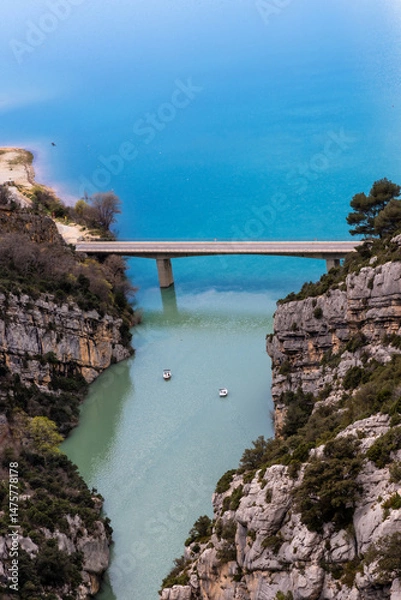 Fototapeta Bridge over turquoise waters in Gorges du Verdon with boats below