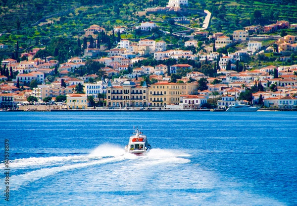 Obraz Mała czerwona motorówka przewozi ludzi na wyspę Spetses w Grecji