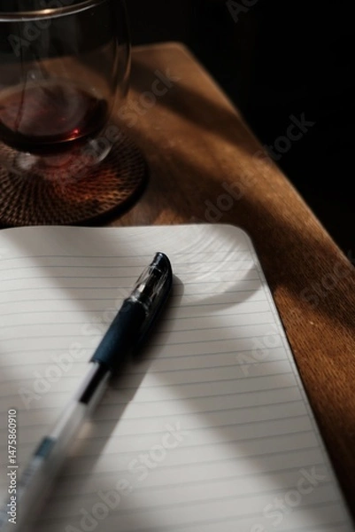 Obraz 机の上のノートとペンとグラス