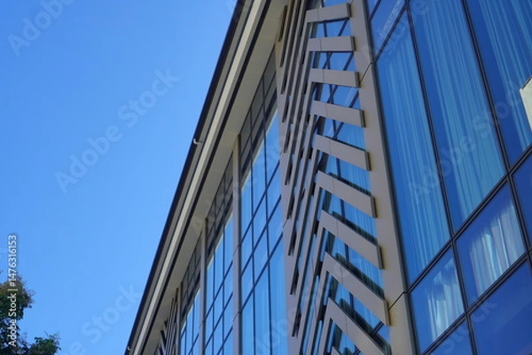 Fototapeta 街中にあるコンサートホールの外観。