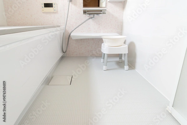 Fototapeta 浴室のイメージ　　清潔な白を基調とした浴室のイメージ