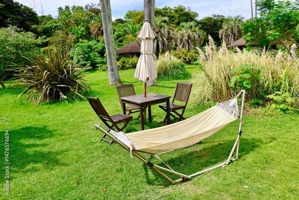 Obraz 自然の中のハンモックとテーブル