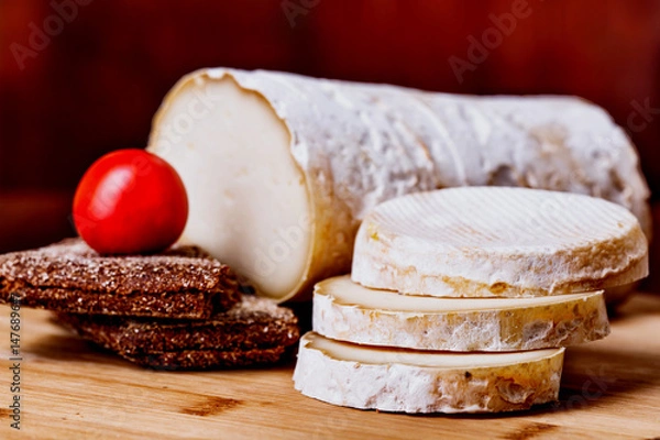Obraz Rondin de brebis with bread and tomato