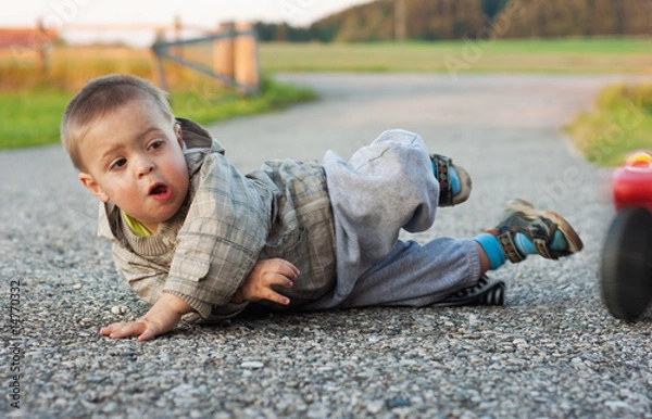 Obraz Junge stürtzt beim Spielen