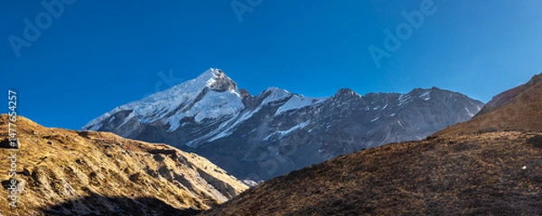 Obraz Chulu peak, view from Ledar village in autumn sunny day. Annapurna Circuit trek, Nepal.