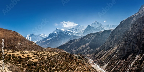 Obraz Thorung Khola gorge in autumn. The trekking route to Thorong La against snowy and high Gangapurna and Annapurna III peaks. Himalaya mountains, Nepal.