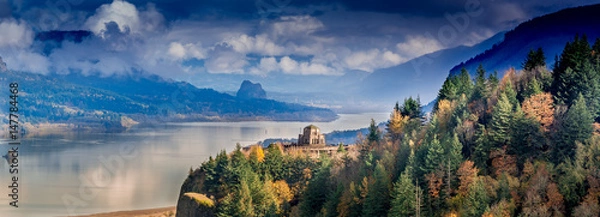 Fototapeta Vista House on the Oregon side of the Columbia Gorge in early fall