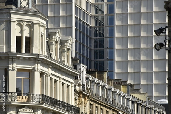 Fototapeta Contraste entre l'architecture néo-classique du 1ème siècle des immeubles et le building moderne de verre au centre historique de Bruxelles 