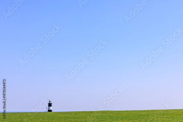 Obraz 北海道網走市、白黒の帯をまとう八角形の能取岬灯台【5月】