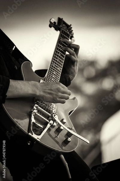 Fototapeta Zamknij się mężczyzna gra na gitarze