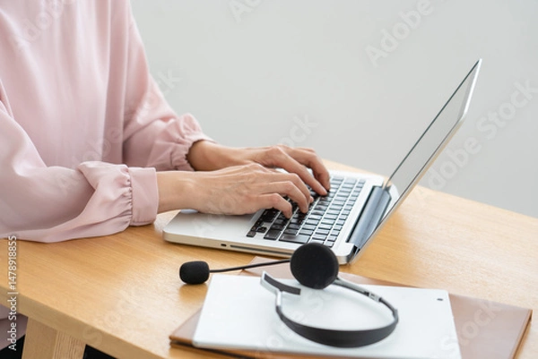 Fototapeta パソコンを使う女性の手元