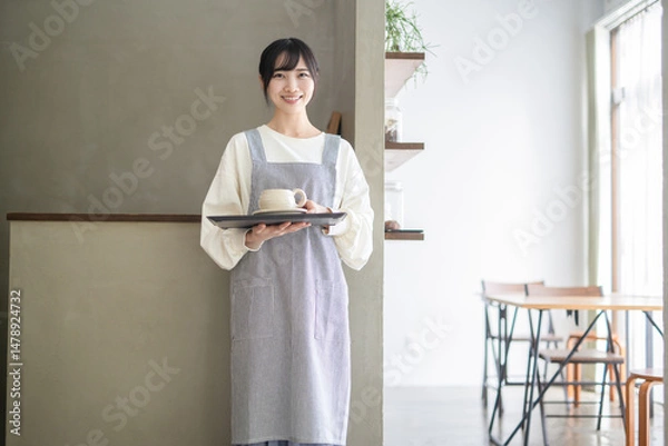 Fototapeta トレーを持つ女性