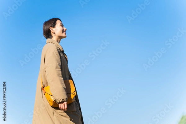 Fototapeta 丘を歩く女性　ライフスタイルイメージ