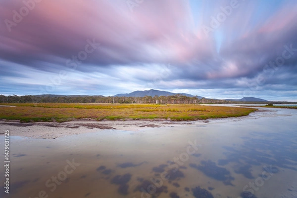 Obraz Sonnenuntergangsmagie über der Flussschleife und dem Mt. Maria, Maria Island in Tasmanien.