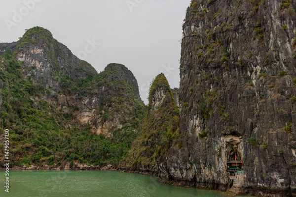 Obraz Halong Ha Long Bay Hanoi this Vietnamese wonder is littered with mountains and Rock cliffs popping out of the ocean, lush green mountains in Vietnam
