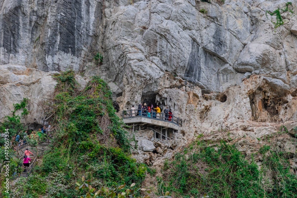 Obraz Halong Ha Long Bay Hanoi this Vietnamese wonder is littered with mountains and Rock cliffs popping out of the ocean, lush green mountains in Vietnam