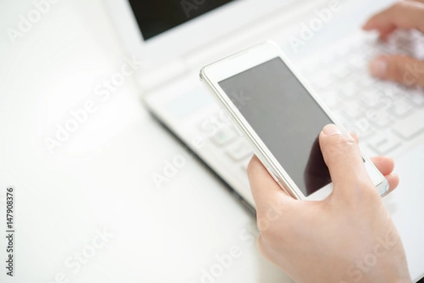 Fototapeta スマートフォンを持つ女性