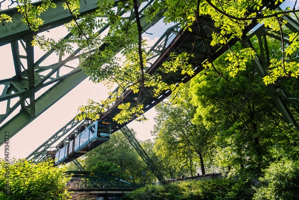 Fototapeta Eine Schwebebahn über dem Flussbett der Wupper in Elberfeld, Wuppertal, Deutschland