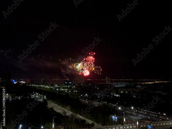 Obraz Spectacular Fireworks Illuminate the Night Sky Over a Bustling City Skyline During a Festive Celebration