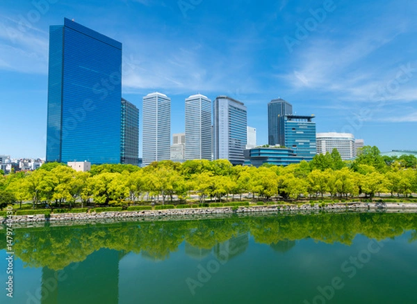 Obraz 新緑の大阪城公園から見るOBPの高層ビル群