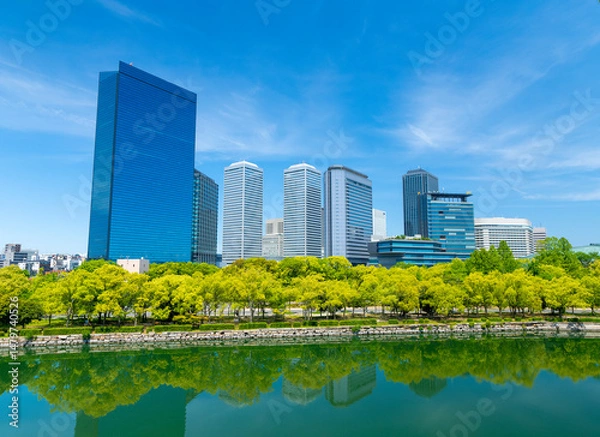 Obraz 新緑の大阪城公園から見るOBPの高層ビル群