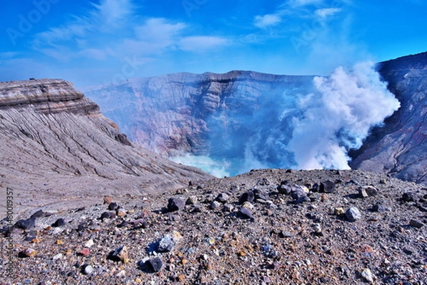 Fototapeta 熊本県の阿蘇地方にある阿蘇山の火口